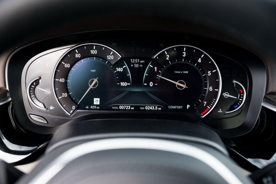 Панель приборов BMW 540i Sedan M Sport 2017 года  (NA) (фото 2 из 23)